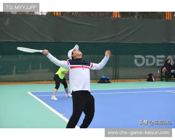 网球老将打嗨了边跳舞边接球:运动与娱乐的完美结合